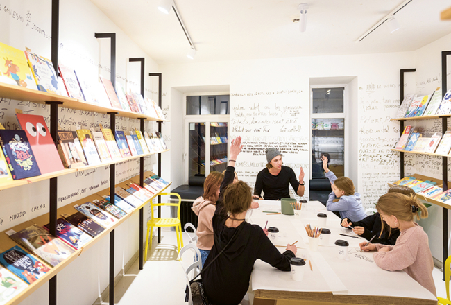 Jauno lasītāju klubs grāmatnīcā MrPage.
Foto — Edmunds Brencis, Picture Agency