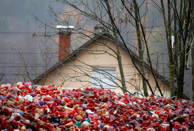 Izmantotais sveču plastmasas ietvars kaudzē Slovēnijas pilsētas Jeseņicas plastmasas pārstrādes rūpnīcas pagalmā pirms pārstrādes. Slovēnijas rūpnīca "Plastkom" ir viena no nedaudzajām Eiropā, kas gadā pārstrādā ap 1400 tonnu sveču un to atkritumu. Lielu daļu pārstrādes materiāla eksportē uz Vāciju. Foto: Reuters/LETA