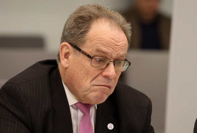 Mārtiņš Šics oligarhu lietas parlamentārās izmeklēšanas komisijas sēdē. Foto: Evija Trifanova, LETA