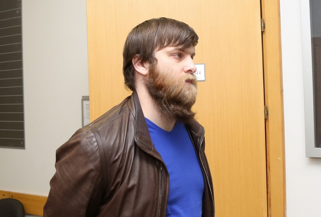 Apcietinātais maksātnespējas administrators Māris Sprūds tiek konvojēts uz tiesas sēdi Rīgas pilsētas Latgales priekšpilsētas tiesā. Foto: Edijs Pālens, LETA