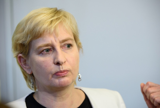 Juta Strīķe ar interesantiem auskariņiem parlamentārās izmeklēšanas komisijā. Foto: Edmunds Brencis, Picture Agency