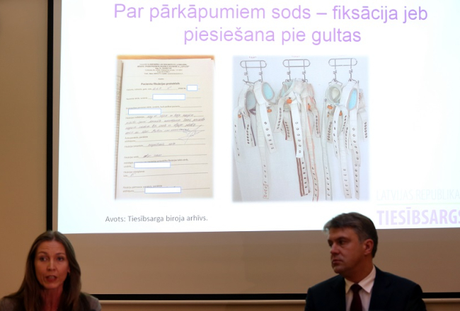 Tiesībsarga biroja Bērnu tiesību nodaļas vadītāja Laila Grāvere un tiesībsargs Juris Jansons piedalās preses konferencē, kurā informē par cilvēktiesību pārkāpumiem Bērnu psihoneiroloģiskajā slimnīcā "Ainaži". Foto: Edijs Pālens, LETA