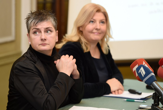 Tulkotāja Ieva Kolmane (no kreisās) un sociolingviste Vineta Poriņa vērtē "Gada vārdu, nevārdu un spārnoto teicienu". Foto: Ieva Lūka, LETA