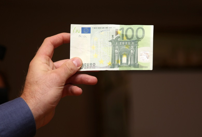 Viltota eiro banknote. Foto: Evija Trifanova, LETA