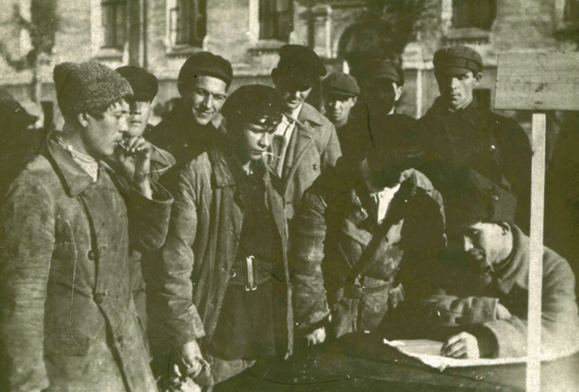 Brīvprātīgo pierakstīšanās sarkanajā armijā. Petrograda 1918. gads.
Foto no Latvijas Kara muzeja krājuma