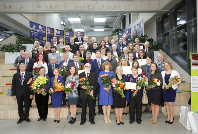 LZA gada balvas par sasniegumiem zinātnē saņēmēji kopējā bildē. Publicitātes foto