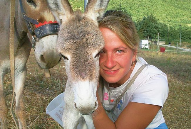 Kopā ar vēl citu latvieti, kas Itālijā dzīvo septiņus gadus, Lorija nodibinājusi uzņēmumu Happy Donkey Tours, kas gan piedāvā ne tikai pārgājienus ar ēzeļiem, bet arī velosipēdu tūres.
Foto no privātā arhīva