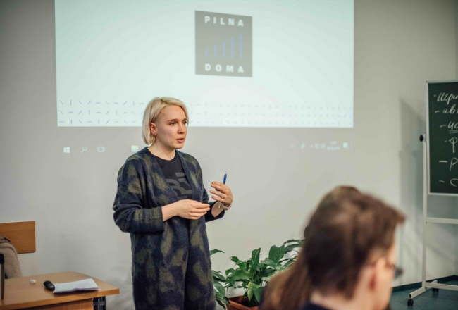 LTV žurnāliste Olga Dragiļeva viesojas pie Daugavpils skolēniem. Foto: Nauris Brūniņš