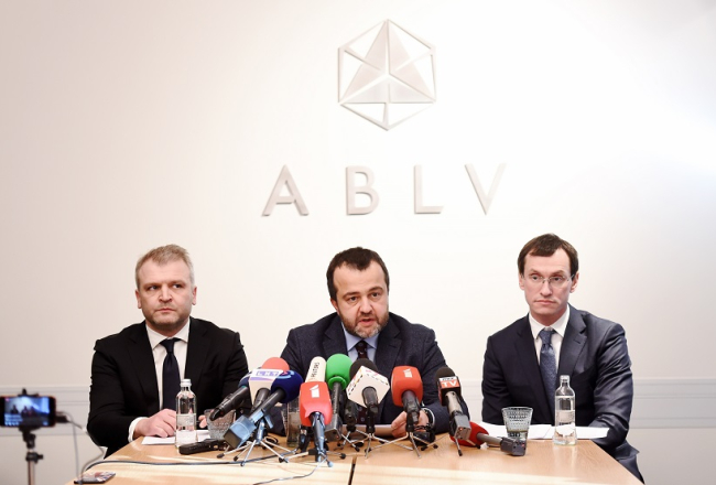 "ABLV Bank" līdzīpašnieks un padomes priekšsēdētājs Oļegs Fiļs (no kreisās), bankas valdes priekšsēdētājs Ernests Bernis un valdes priekšsēdētāja vietnieks Vadims Reinfelds piedalās preses konferencē, kurā paziņo par gaidāmo bankas pašlikvidācijas procesu un to, kā tiks izvēlēti bankas likvidatori. Foto: LETA
