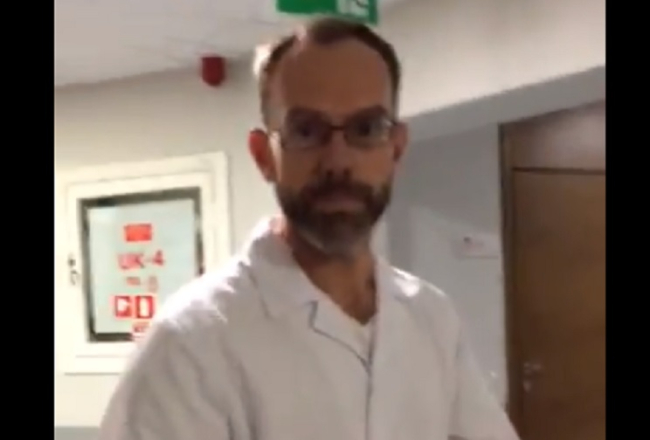 Raimonds Buls prakses vietā slimnīcā. Foto no video