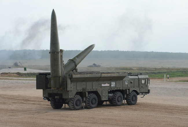 Krievijas armijas mobilā raķešu "Iskander" vienība poligonā. Foto: Sputnik/LETA