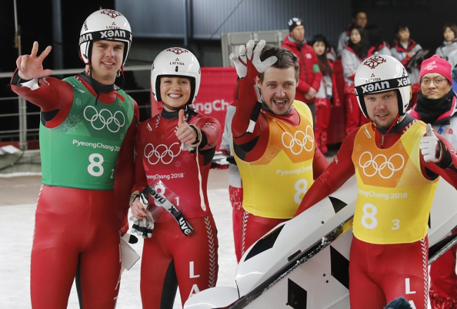 Latvijas kamaniņu braukšanas komanda (no kreisās) - Kristers Aparjods, Ulla Zirne, Andris Šics un Juris Šics pēc finiša. Foto: Reuters/LETA