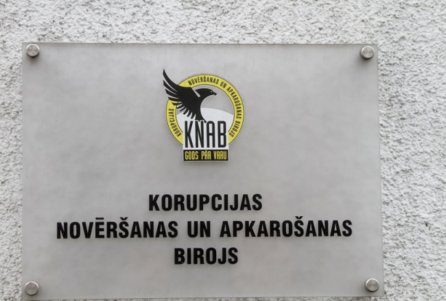 Korupcijas novēršanas un apkarošanas biroja plāksne pie ieejas. Foto: EPA/LETA