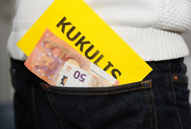 Eiro banknotes kabatā. Foto: Ieva Lūka, LETA