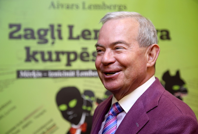 Aivars Lembergs savas grāmatas "Zagļi Lemberga kurpēs" atvēršanas pasākumā. Foto: Evija Trifanova, LETA