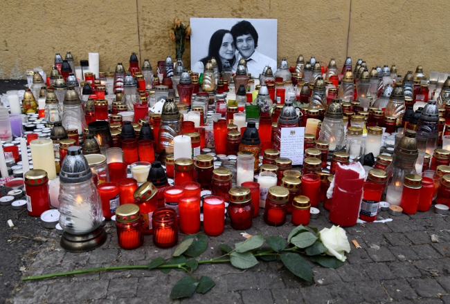 Piemiņas sveces noslepkavotajam slovāku žurnālistam Janam Kuciakam un viņa draudzenei Martinai Kušnirovai Bratislavā. Foto: Reuters/LETA