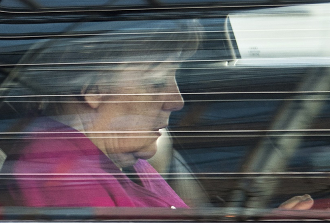 Vācijas kanclere Angela Merkele pēc koalīcijas veidošanas sarunām ar sociāldemokrātiem savā automašīnā. Foto: AP/LETA