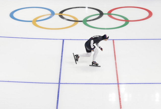 Slidotājs iemēģina olimpisko slidotavu. Foto: AP/LETA