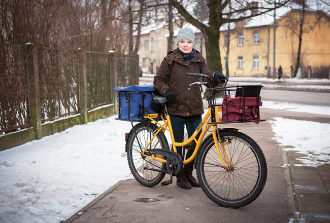 «Tumsā iet ir labi, un rīta gājiens ir pavisam citāds, ja ir sniedziņš. Tad nav tik tumšs,» atklāj pastniece Iveta, kuras gaitas Teikā sākas ap plkst. 6. «Ja redzi — cilvēki sadzērušies, tad gan labāk uz to pusi neskatīties. Dari savu darbu un attālinies.»
Foto — Edmunds Brencis, Picture Agency