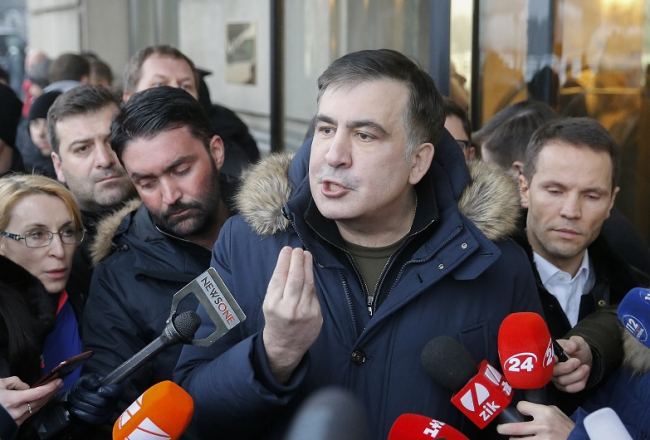 Bijušais Odesas gubernators un Gruzijas eksprezidents Mihails Saakašvili runā ar medijiem pie Kijevas viesnīcas. Foto: EPA/LETA