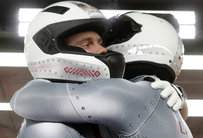 Latvijas bobsleja divnieks - Oskars Melbārdis un Jānis Strenga pēc finiša. Foto: REUTERS/LETA