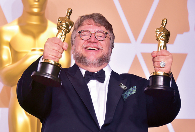 ASV Kinoakadēmijas ilggadējā balva Oskars par labāko filmu piešķirta lentei The Shape of Water (Ūdens forma). Balvu saņēmis arī tās režisors Giljermo del Toro.
Foto — AFP/LETA