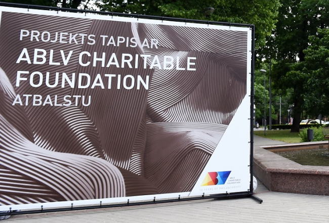 "ABLV Charitable Foundation" plakāts parkā pie Kongresu nama. Foto: Ieva Lūka, LETA