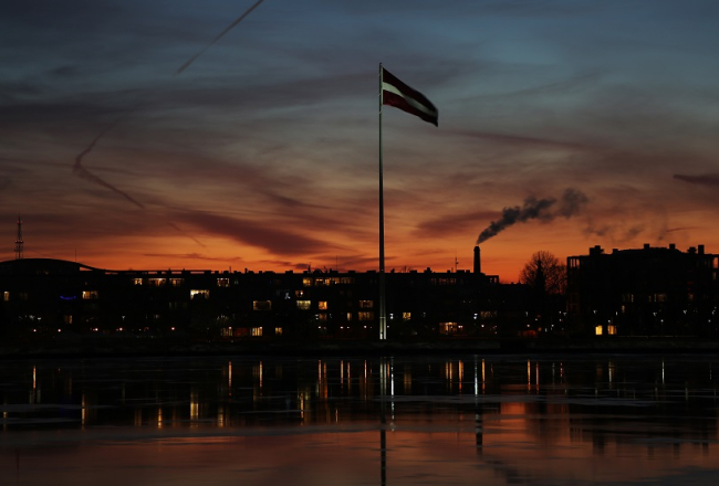 Rīgas panorāma un valsts karogs uz AB dambja. Foto: Edijs Pālens, LETA
