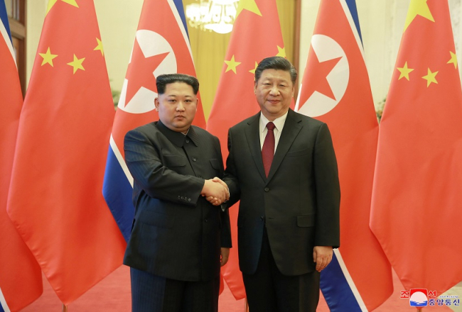 Ziemeļkorejas diktators Kims Čenuns (no kreisās) tikšanās laikā ar Ķīnas vadoni Sji Dzjiņpinu. Foto: Reuters/LETA