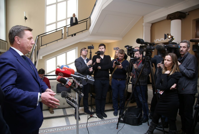 Ministru prezidents Māris Kučinskis preses konferencē par krīzes situāciju "ABLV Bank" uz žurnālistu jautājumiem atbild Ministru kabineta gaitenī. Foto: Evija Trifanova, LETA
