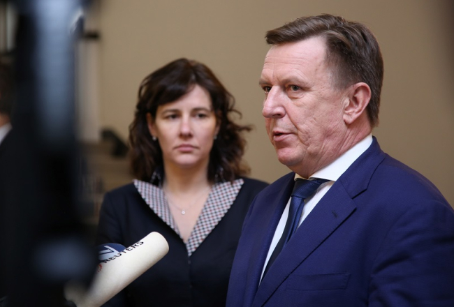 Ministru prezidents Māris Kučinskis un finanšu ministre Dana Reizniece-Ozola. Foto: Evija Trifanova, LETA