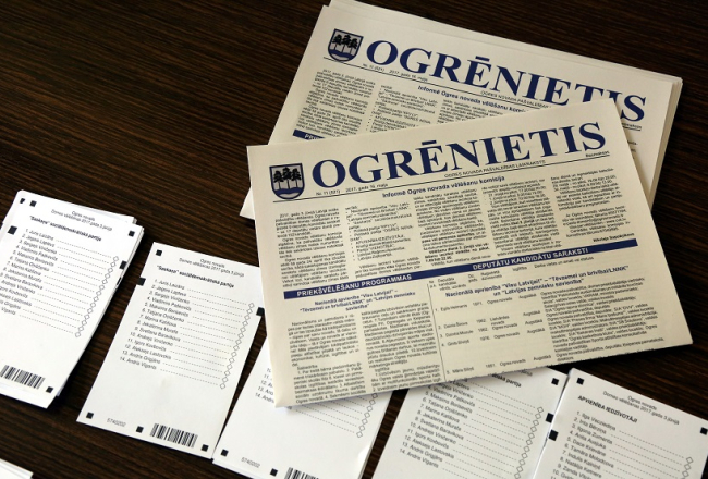 Biļeteni un informatīvs pašvaldības izdevums pašvaldību vēlēšanu iecirknī Ogrē. Foto: Edijs Pālens, LETA