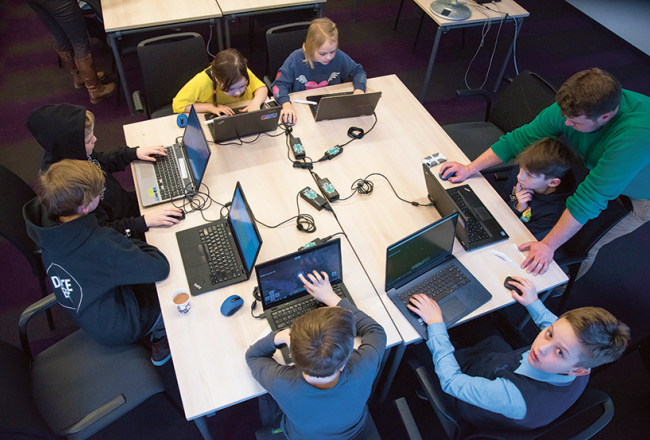 Microsoft Latvija biroja telpās nodarbībā piedalās tikai viens skolotājs un astoņi Rīgas bērni. Taču tiešsaistē skolai pieslēdzas skolotāji un skolēni no Jelgavas, Siguldas, Ventspils un Liepājas.
Foto — Gatis Rozenfelds, Picture Agency