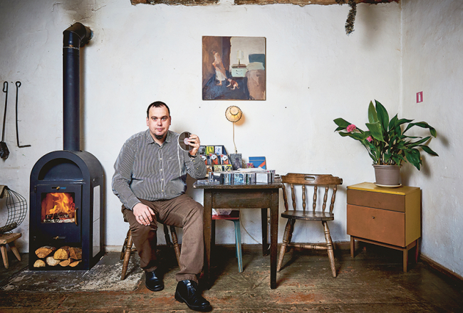 Raimonds Mežaks ar 2016. gadā tapušo Ingus Baušķenieka albumu Mēteļi un garderobists.
Foto — Edmunds Brencis, Picture Agency