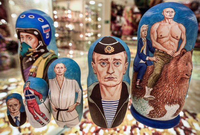 Krievu tradicionālās koka lellītes - matrjoškas - pirms vēlēšanām Vladimira Putina veidolā. Foto: AFP/LETA