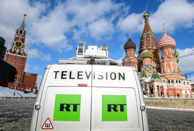 Krievijas varas kontrolētā "Russia Today" (RT) televīzijas busiņš Sarkanajā laukumā Maskavā. Foto: AFP/LETA