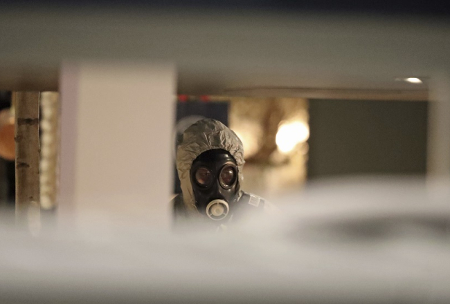 Policisti aizsargtērpos un maskās pārmeklēja vietu, kur 4.martā tika atrasts saindēts bijušais krievu spiegs Sergejs Skripaļs un viņa meita Jūlija. Foto: AP/LETA