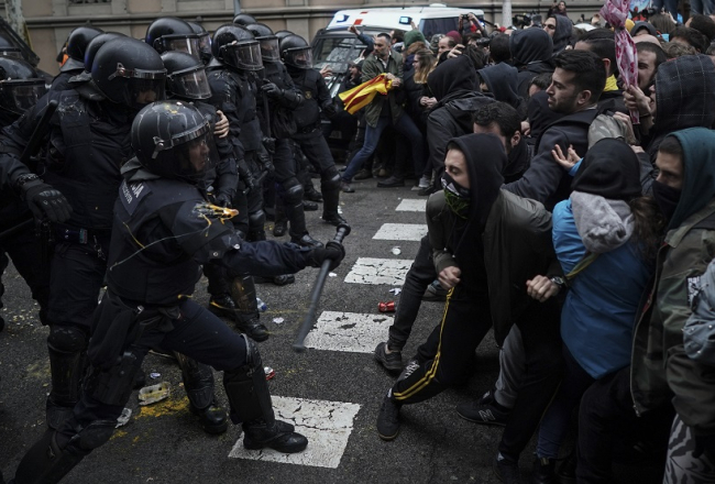 Pēc Karlesa Pudždemona aizturēšanas Vācijā Katalonijā notika plašas demonstrācijas viņa atbalstam, kas pārvērtās sadursmēs ar policiju. Foto: AP/LETA