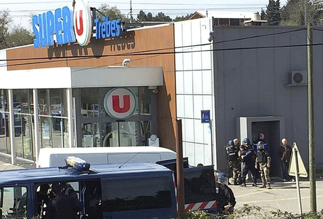 Supermarkets Francijas pilsētā Trebē, kur iebrucējs sagrābis ķīlniekus. Foto: AP/LETA