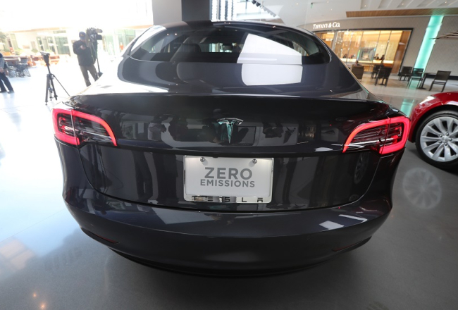 "Tesla Model 3" izstādē Losandželosā. Foto: Reuters/LETA