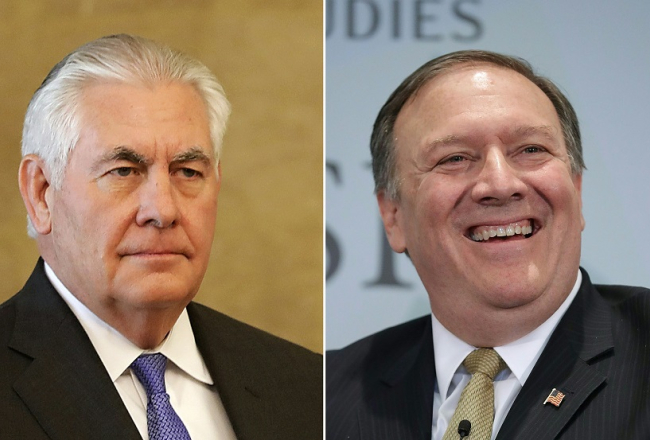 Reks Tilersons (no kreisās) un Maiks Pompeo. Foto: AFP/LETA