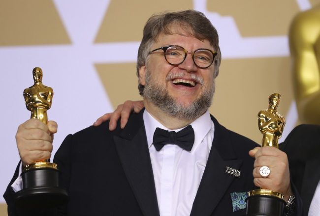 Režisors Giljermo del Toro ar divām Oskara balvām par filmu "The Shape of Water". Foto: Reuters/LETA