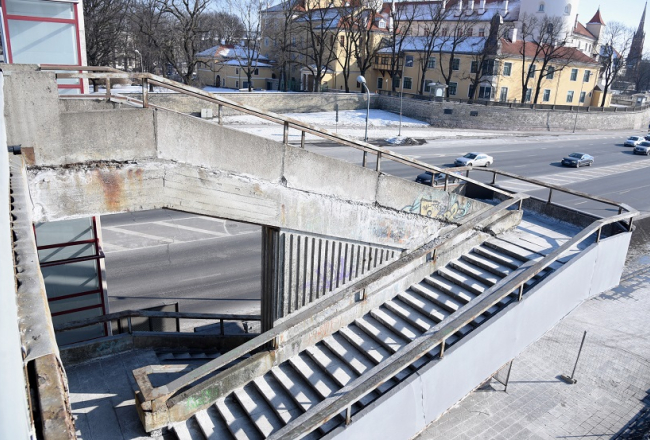 Slēgtās Vanšu tilta kāpnes Daugavas labajā pusē, kurām daļēji nobrukušas konstrukcijas. Foto: Zane Bitere, LETA