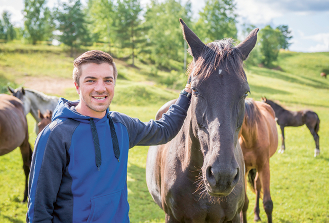 Roberts audzē sporta zirgus konkūrā un iejādē.
«Tas nav jātnieks, kurš nav kritis. Tas ir normāli — tu krīti un atkal ej uz priekšu. Ir bijuši lūzumi.»
Foto — TUESI.LV