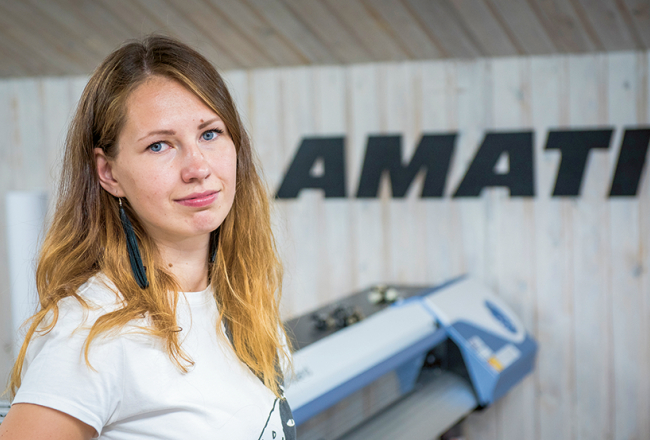 Elīna gatavo individuālas un arī ļoti personiskas dāvanas: krūzītes, arī zeķes vai kreklus ar apdruku.
Foto — TUESI.LV