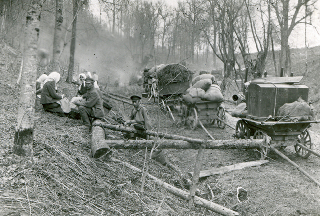 Bēgļu pajūgi ceļā.
Foto no Latvijas Kara muzeja krājuma