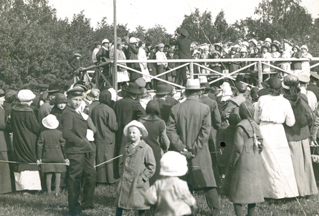 Latviešu un igauņu bēgļu komiteju organizētie bērnu svētki Samarā.
Foto no Latvijas Kara muzeja krājuma