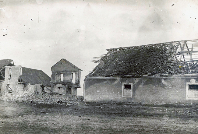 Pirmā pasaules kara laikā nopostīta zemnieku saimniecība.
Foto no Latvijas Kara muzeja krājuma