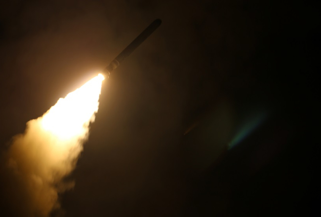 ASV izšautā "Tomahawk" raķete, kas lido uz mērķi Sīrijā. Foto: Reuters/LETA