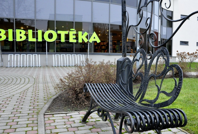 Vides objekts "Izlīgšanas soliņš" pie Līvānu bibliotēkas. Foto: Ivars Soikāns, LETA